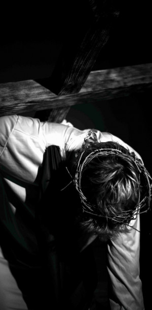 d station 7 jesus faellt zum zweiten mal unter dem kreuz